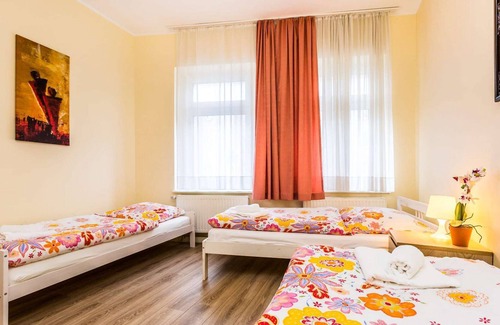 Muelheim Apartment | Apartment 1st floor (W6) - 2x bedrooms - 6x single beds - kitchen - living room