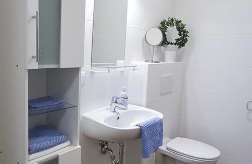 Halbturn Apartment | Apartment 2, balcony, shower/toilet, front side - Apartment Halbturn