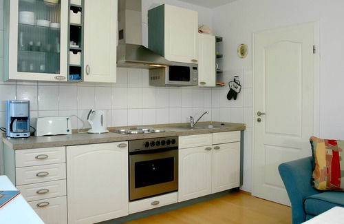 Unteruhldingen Apartment | Apartment '2-Zimmer' with Private Terrace, Shared Garden and Wi-Fi