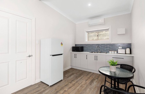 Carpenter Rocks Apartment | Apartment 2 - Luxury Apartment & Rooms - Free Wifi - Close To Beach