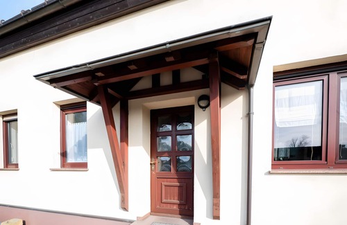 Großraschen Apartment | Apartment '2' with Shared Terrace, Private Garden and Wi-Fi