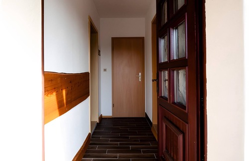 Großraschen Apartment | Apartment '2' with Shared Terrace, Private Garden and Wi-Fi