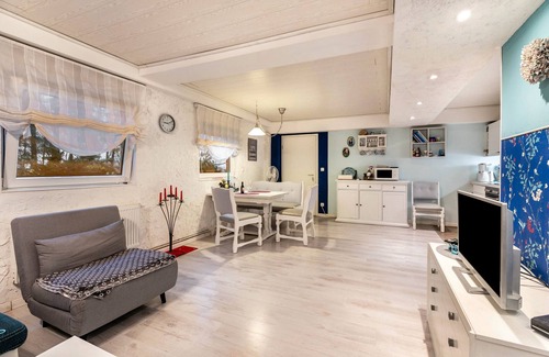 Eggstedt Apartment | Apartment '2' with Shared Garden and Wi-Fi