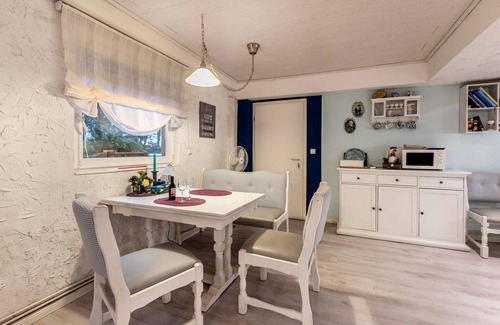Eggstedt Apartment | Apartment '2' with Shared Garden and Wi-Fi
