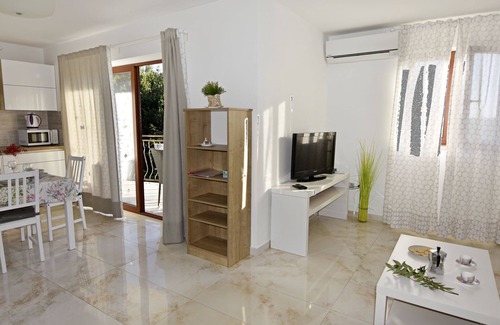Savudrija Apartment | Apartment 3 in the villa, with garden, swimming pool, barbecue, parking
