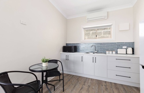 Carpenter Rocks Apartment | Apartment 3 - Luxury Apartment & Rooms - Free Wifi - Close To Beach