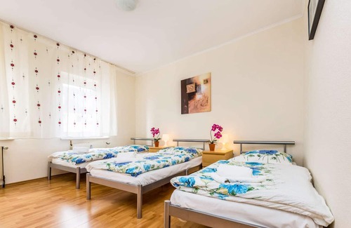 Muelheim Apartment | Apartment 3rd floor (W7) - 2x bedrooms - 6x single beds - kitchen - living room
