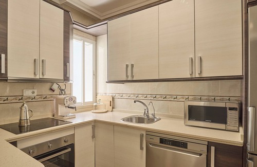 Puente Genil Apartment | Apartment '5 Caballeros' with Balcony, Wi-Fi and Air Conditioning