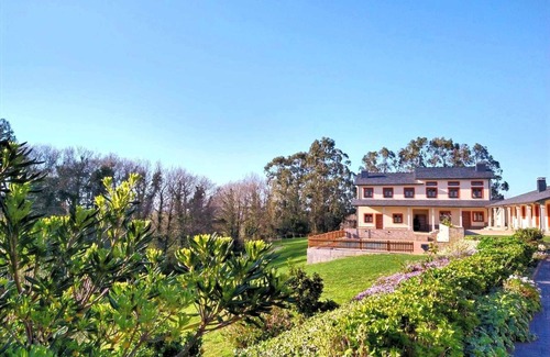 Serantes Apartment | Apartment 5:Modern design, with swimming pool and garden