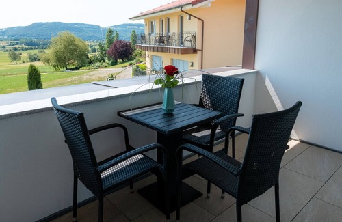 Klettgau Apartment | Apartment '5' with Shared Garden, Balcony and Wi-Fi