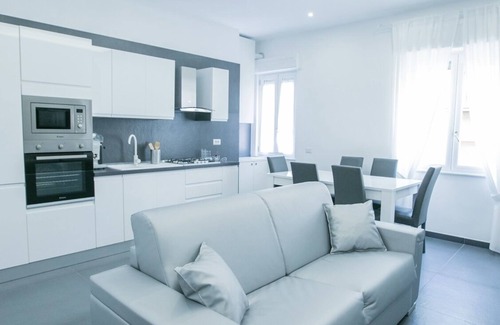 Naples City Centre Apartment | Apartment 50 meters from Central Station! Ideal for both families and friends