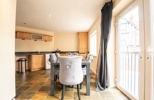 Worksop Apartment | Apartment 9-1st Floor, 2 bed sleeps 5 with Sofabed