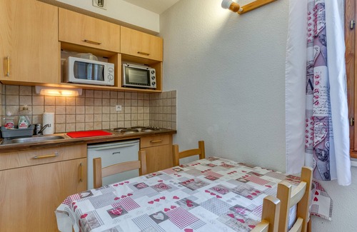 Le Bourg-d'Oisans Apartment | Apartment 'A1 Renard' with Mountain View, Shared Garden and Wi-Fi