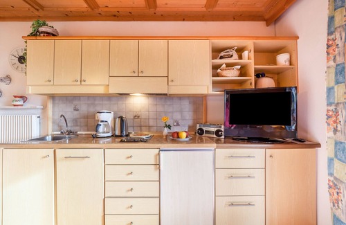 Tirolo Apartment | Apartment "Adang Ferienwohnung Etschtal" with Mountain View, Garden & Wi-Fi