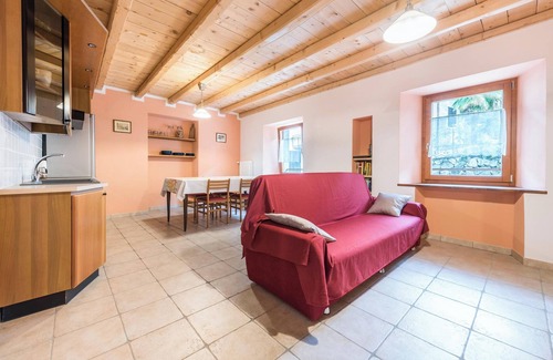 Canale di Tenno Apartment | Apartment Agriturismo "Al Gallo Nero Rosso" near Lake Garda with Garden & Wi-Fi