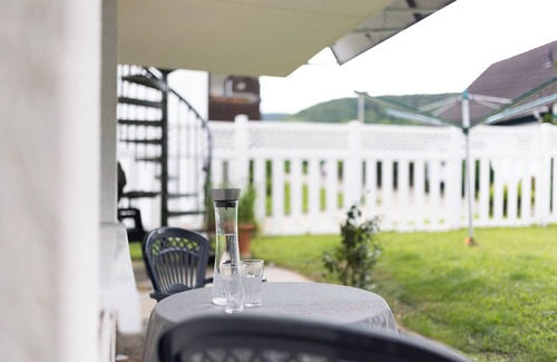 Gemarkung Oschingen Apartment | Apartment 'Albgängerle' with Mountain View, Private Terrace and Wi-Fi