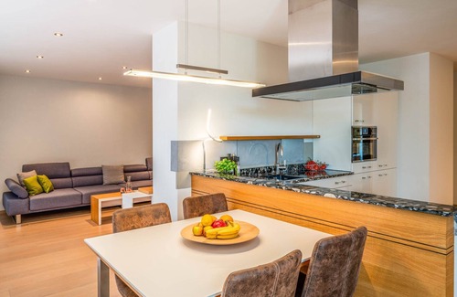 Pelham Apartment | Apartment 'Alpa-Art' with Lake View, Private Terrace and Wi-Fi