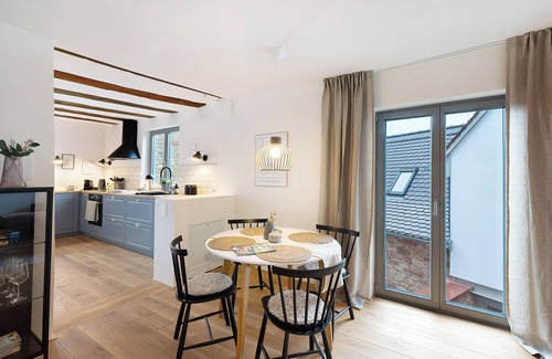 Gleisweiler Apartment | Apartment "Altes Pfarrhaus - Studio" with Shared Terrace & Wi-Fi