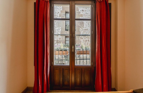 Ezcaray Apartment | Apartment 'Altuzarra' with Mountain View, Private Terrace and Wi-Fi