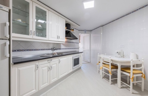 La Buhaira Apartment | Apartment 'Amicorum Parking' with Private Terrace, Wi-Fi and Air Conditioning