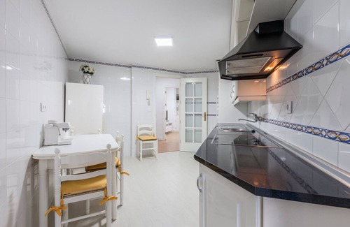 La Buhaira Apartment | Apartment 'Amicorum Parking' with Private Terrace, Wi-Fi and Air Conditioning