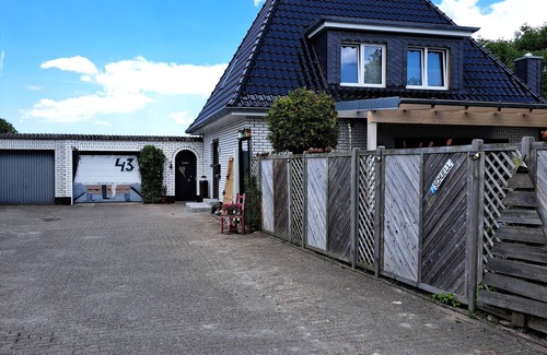 Varel Condo | Apartment and more . Creative garden with fire pit and barbecue