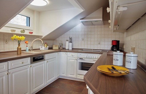 Elfershausen Apartment | Apartment 'Angernest' with Shared Garden, Balcony and Wi-Fi