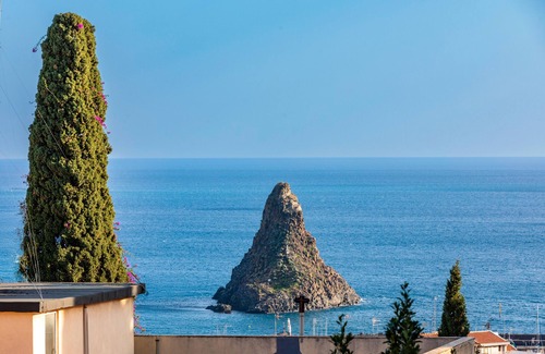 Aci Trezza Apartment | Apartment 'Antonia House' with Sea View, Wi-Fi and Air Conditioning