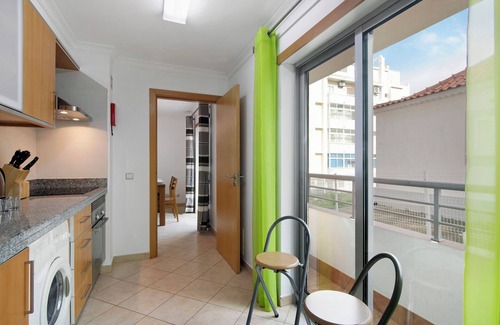 Vila Real Santo Antonio Apartment | Apartment "Apartamento Girassol" with Wi-Fi & A/C