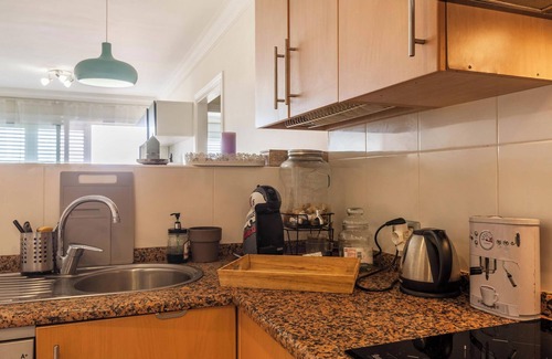 Poris de Abona Apartment | Apartment 'Apartamento El Porís' with Sea View, Shared Pool, Garden & Wi-Fi