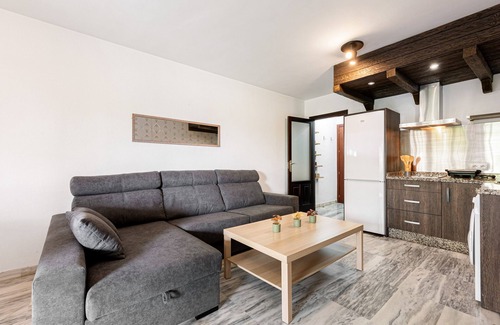 Teatinos Apartment | Apartment 'Apartamento Mefistofeles' with Private Terrace, Wi-Fi and Air Conditioning