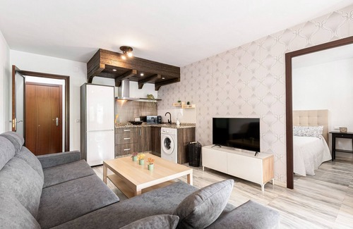 Teatinos Apartment | Apartment 'Apartamento Mefistofeles' with Private Terrace, Wi-Fi and Air Conditioning