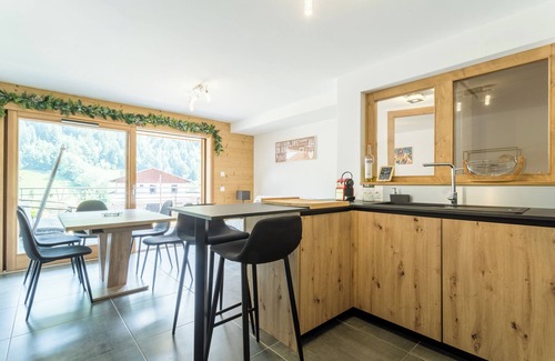 Le Grand-Bornand Apartment | Apartment 'Appartement Le Barat'ski' with Mountain View, Private Terrace and Wi-Fi