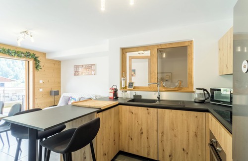 Le Grand-Bornand Apartment | Apartment 'Appartement Le Barat'ski' with Mountain View, Private Terrace and Wi-Fi