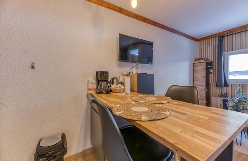 Eclose-Ouest Apartment | Apartment 'Appart 4 Personnes Pied Des Pistes' with Mountain View and Balcony