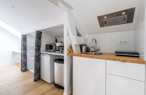 Suce-sur-Erdre Apartment | Apartment 'Appartement Le Pic Vert' with Shared Pool, Shared Terrace and Wi-Fi