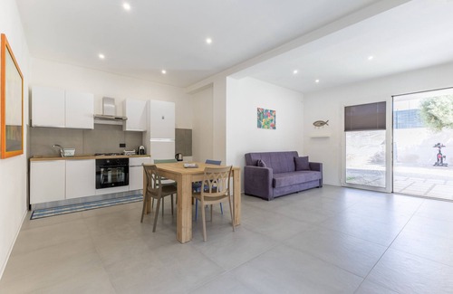 Scoglitti Apartment | Apartment 'Appartamento Melanzana' with Shared Pool, Wi-Fi and Air Conditioning