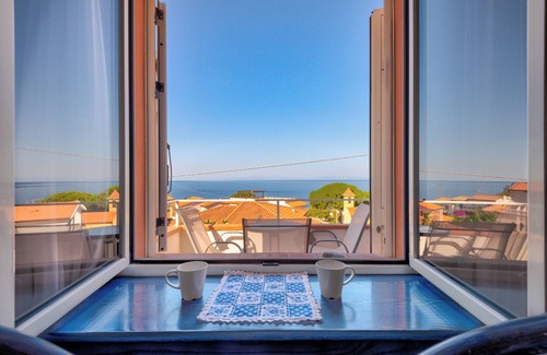 Chiessi Apartment | Apartment 'Appartamento Con Vista Mare Chiessi' with Sea View, Balcony and Air Conditioning