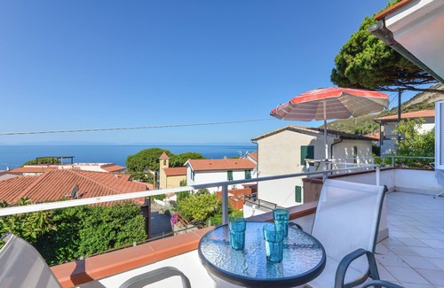Chiessi Apartment | Apartment 'Appartamento Con Vista Mare Chiessi' with Sea View, Balcony and Air Conditioning