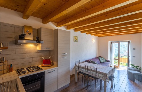 Vesio Apartment | Apartment 'Artù' with Shared Garden, Balcony and Wi-Fi