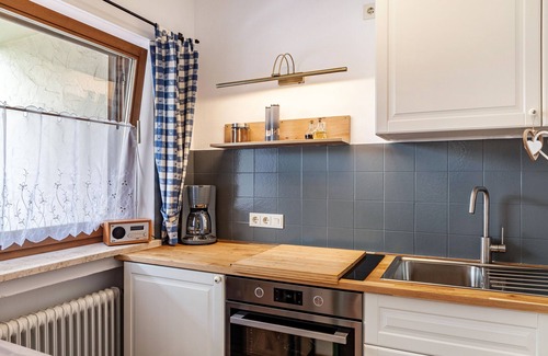 Untergrainau Apartment | Apartment 'Aschaubichl - Wohnung Alpenrose' with Mountain View, Balcony and Wi-Fi
