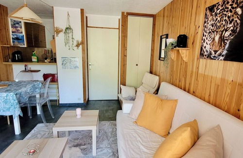 Gouaux-de-Larboust Apartment | Apartment at the foot of the slopes with spacious sunny terrace - 6 pers