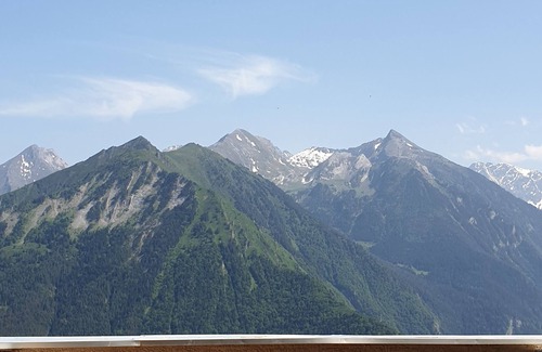 Cadeilhan-Trachere Apartment | Apartment at the foot of the slopes View of the peaks