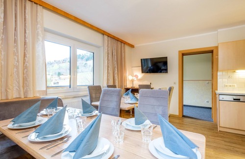 Saalbach-Hinterglemm Apartment | Apartment with balcony and ski storage