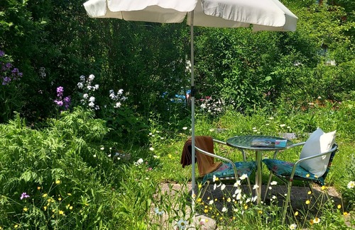 Velden am Worther See Apartment | Apartment 'Haus Melanie - Fewo 5' with Mountain View, Shared Garden and Wi-Fi