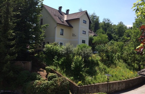 Velden am Worther See Apartment | Apartment 'Haus Melanie - Fewo 5' with Mountain View, Shared Garden and Wi-Fi
