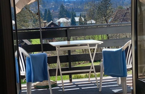 Velden am Worther See Apartment | Apartment 'Haus Melanie - Fewo 2' with Mountain View, Shared Garden and Wi-Fi