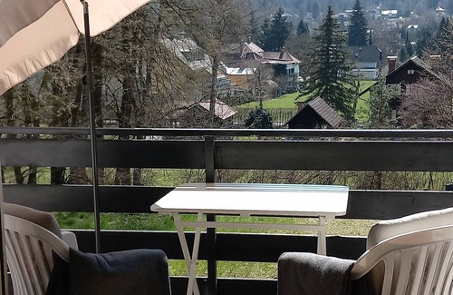 Velden am Worther See Apartment | Apartment 'Haus Melanie - Fewo 2' with Mountain View, Shared Garden and Wi-Fi
