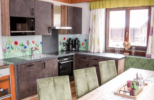 Sankt Johann im Pongau Apartment | Apartment 'Bartnelke' with Mountain View, Shared Pool and Wi-Fi