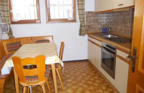Owingen Apartment | Apartment 'Braun' with Balcony and Wi-Fi
